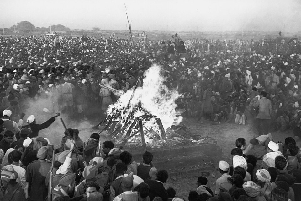 Crémation du Mahatma Gandhi à Rajghat, le 31 janvier 1948. Y assistèrent Jawaharlal Nehru, Lord et Lady Mountbatten, Maulana Azad, Rajkumari Amrit Kaur, Sarojini Naidu et d'autres personnalités politiques. Son fils, Devdas Gandhi, alluma le bûcher.