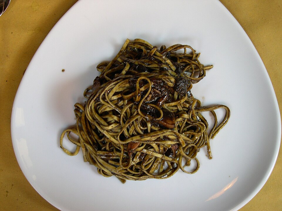 Linguine à la sauce à l'encre de seiche (Italie)