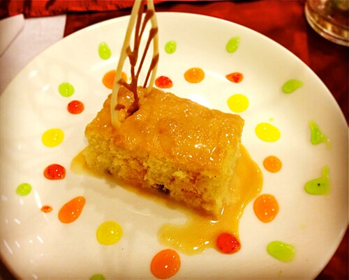 Le gâteau Tres Leches est un gâteau éponge imbibé de trois types de lait : lait évaporé, lait concentré et crème épaisse.