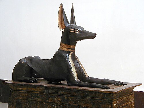 Le sanctuaire d'Anubis ; 1336-1327 av. J.-C. ; bois peint et or ; 1,1 × 2,7 × 0,52 m ; de la Vallée des Rois ; Musée égyptien (Le Caire)