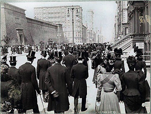 Le défilé sur la 5e avenue, 1897. Le réservoir Croton est visible.