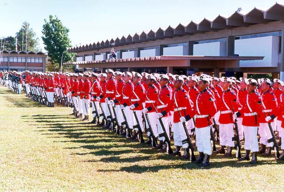 Le Corps des Marines brésilien porte un uniforme de cérémonie appelé A Garança.