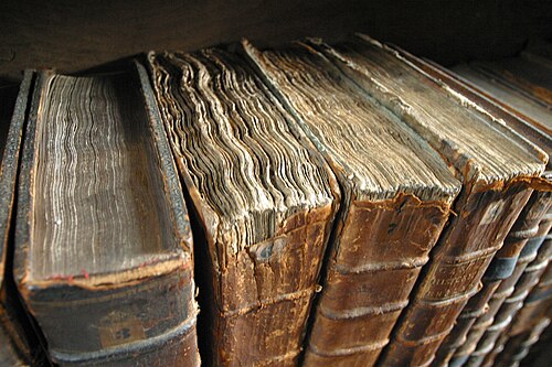 Vieux livres à couverture rigide à la bibliothèque du Merton College