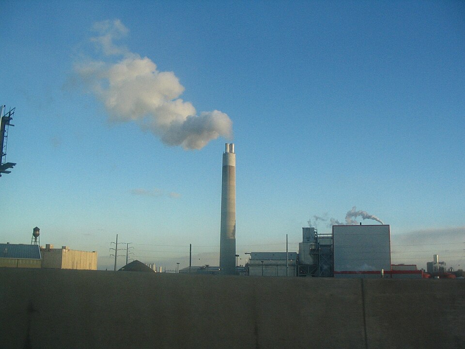 Une cheminée qui dégage de la fumée