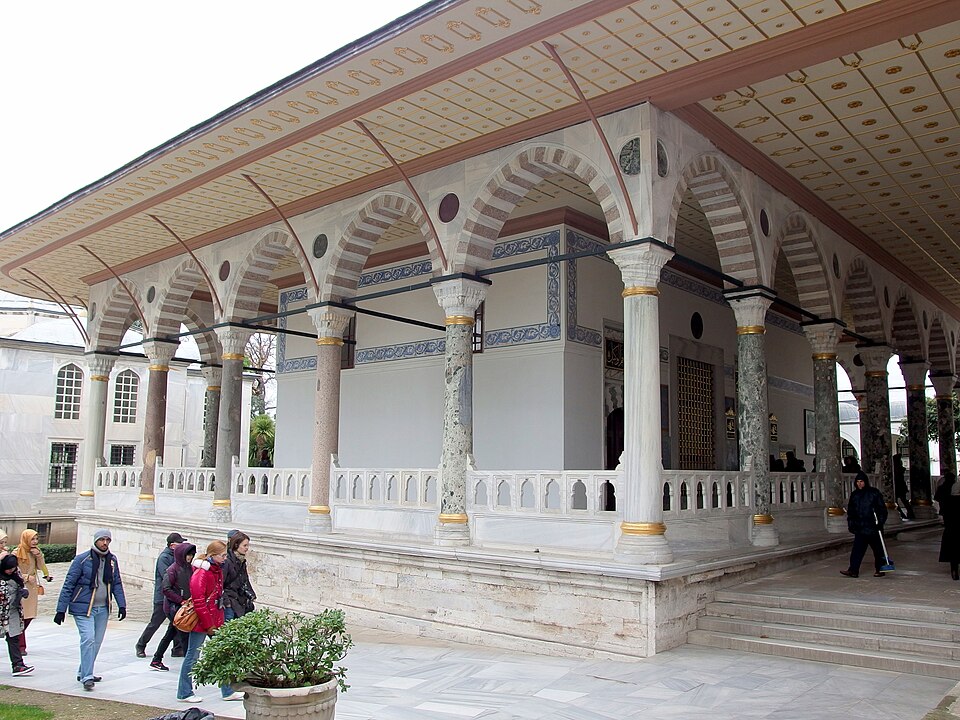 L'utilisation des colonnes est courante dans l'architecture ottomane, comme en témoigne le palais de Topkapı (Istanbul, Turquie).