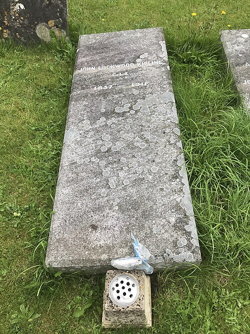 Tombe de John Lockwood Kipling, église Saint-Jean-Baptiste, Tisbury, Wiltshire, Angleterre.