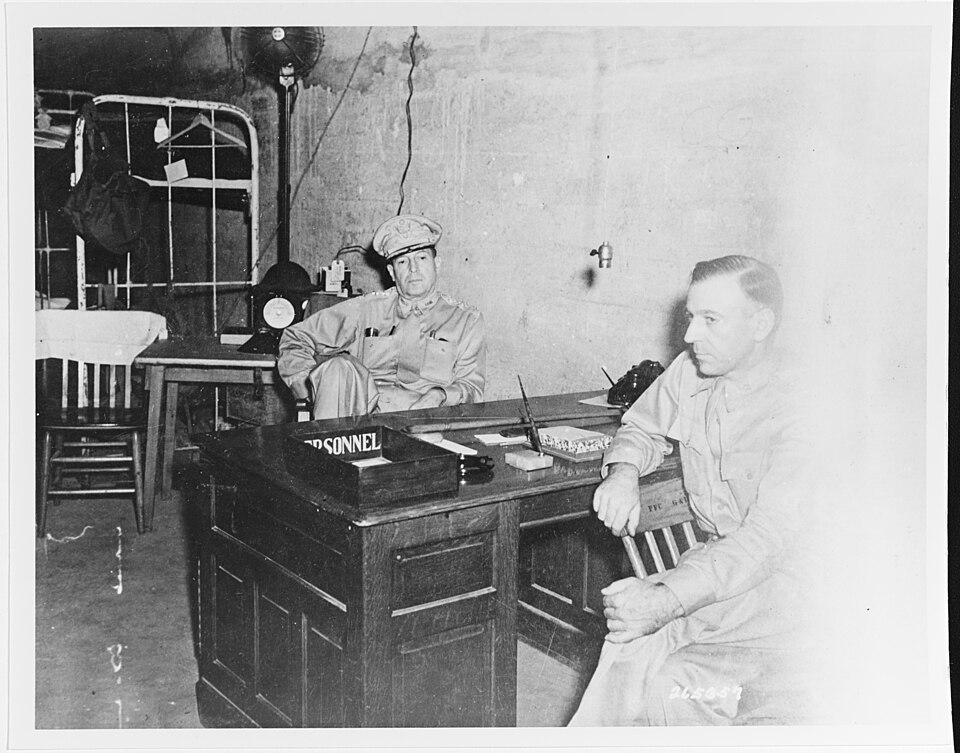 Deux hommes assis à un bureau.