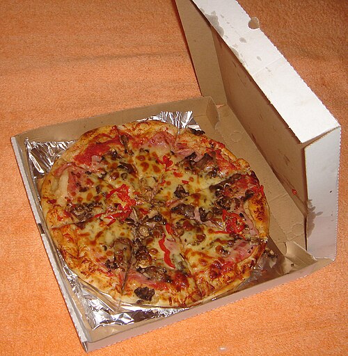 Une boîte à pizza ouverte avec une pizza à l'intérieur