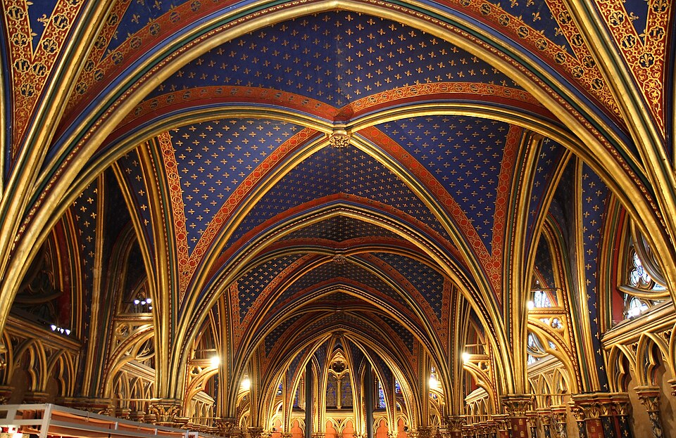 Plafond de la chapelle inférieure. De petits arcs-boutants dorés renforcent les arcades.