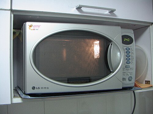 Un four à micro-ondes, vers 2005