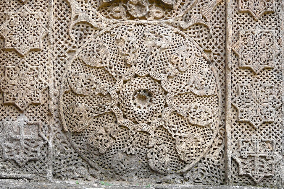 Détail d'un khatchkar arménien à Goshavank, 1291. Le décor ne traverse pas complètement la dalle, il s'agit donc d'un relief strict donnant l'impression d'un travail ajouré.