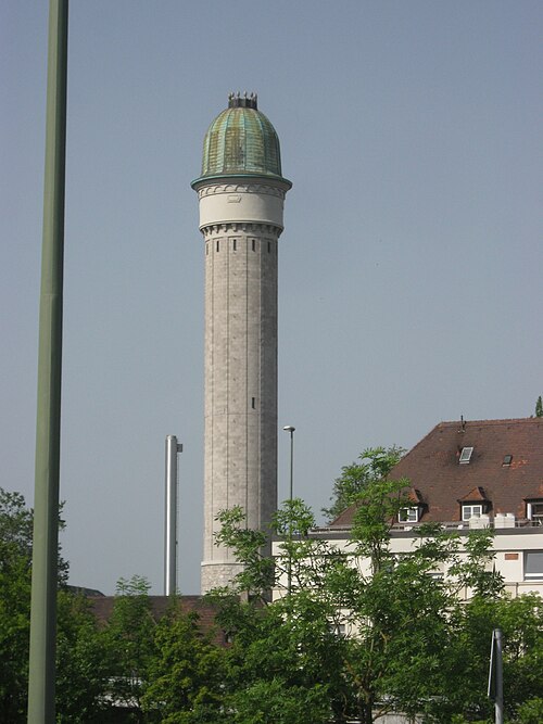Cheminée avec château d'eau à l'hôpital Luitpold de Würzburg, Allemagne