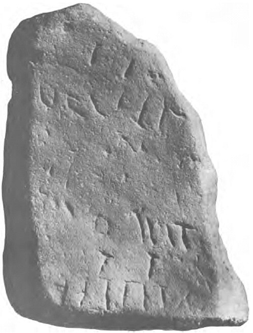 Pierre d'inscription trouvée au cimetière d'Old Kilmadock