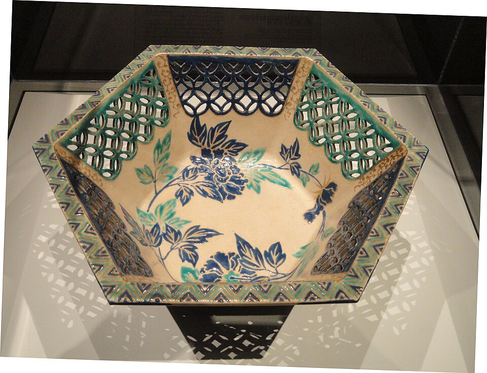 Bol hexagonal ajouré en céramique Ko-Kiyomizu, vers 1731-1752, Japon, artiste inconnu, grès à émaux sur émail