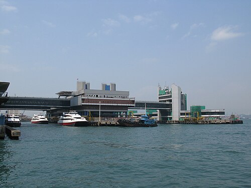 Le terminal ferry Hong Kong-Macao à Sheung Wan est un port d'entrée maritime à Hong Kong et un exemple de point de contrôle frontalier intérieur où les voyageurs arrivant ou partant pour d'autres villes du delta de la rivière des Perles sont soumis à des mesures de contrôle aux frontières.