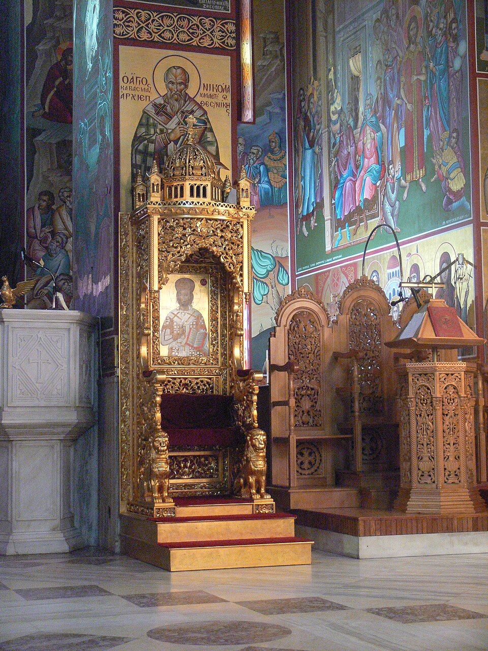 La chaire de l'évêque métropolitain de l'église Saint-Grégoire Palamas, à Thessalonique, selon la pratique orientale