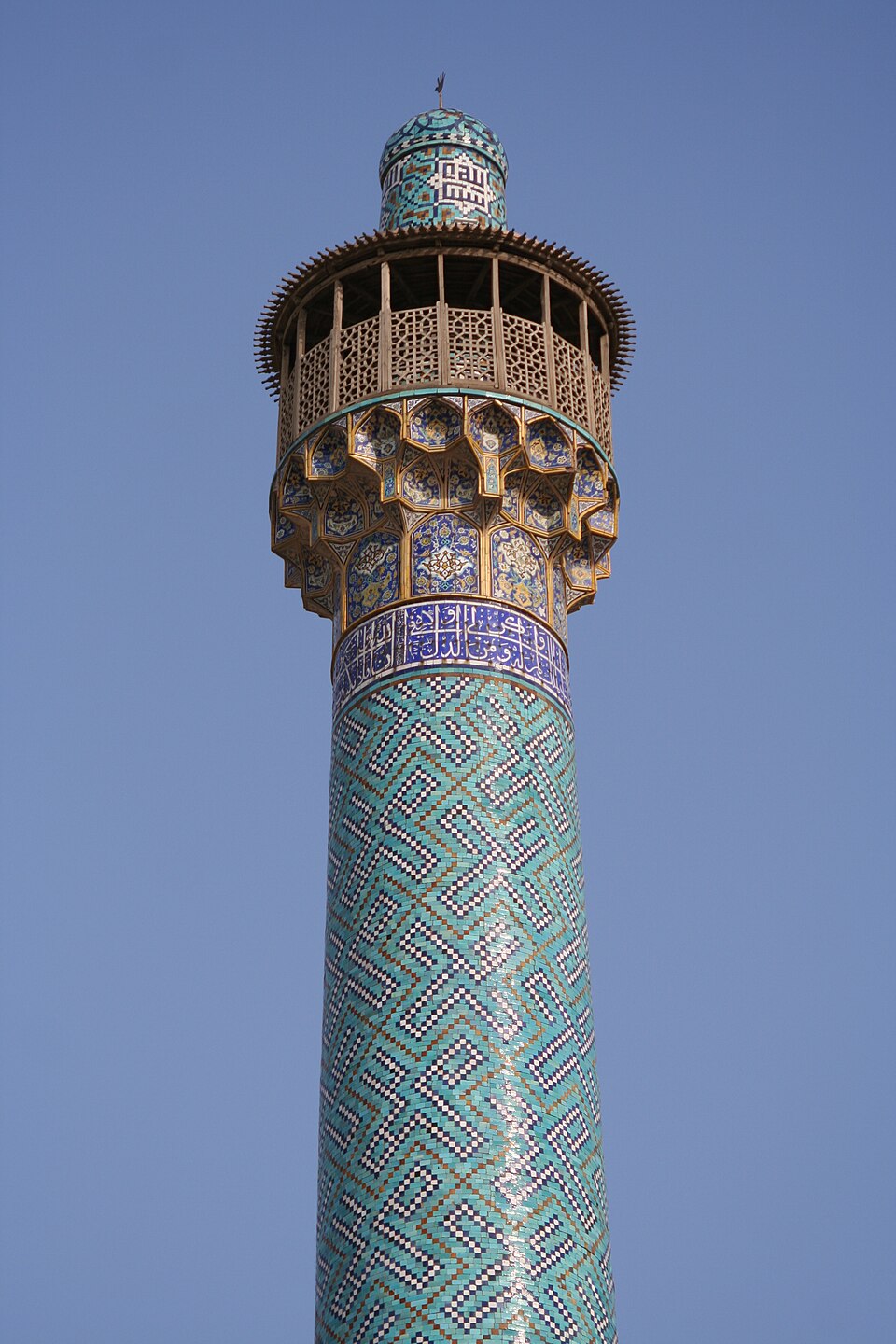 Banna'i sur la Mosquée Royale d'Ispahan, en Iran, avec des répétitions carrées en écriture coufique des noms de Muhammad et d'Ali