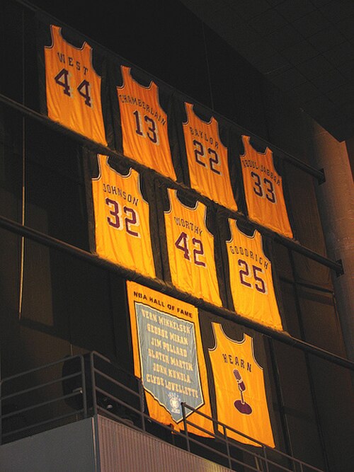 Une exposition de maillots de basket-ball jaunes portant les noms et les numéros d'uniformes des joueurs