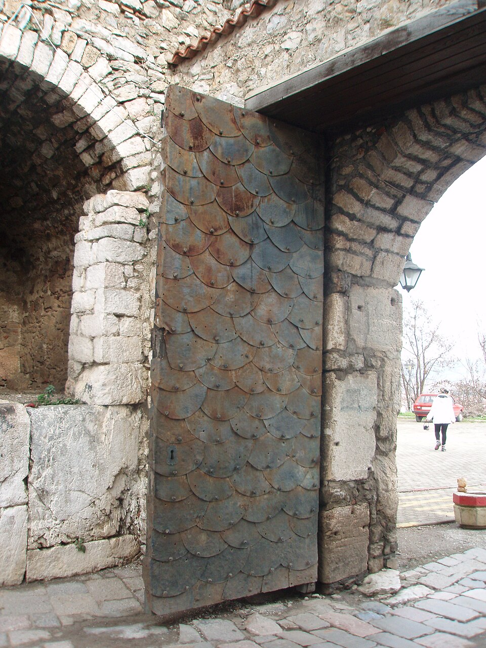 Porte médiévale blindée de la ville, depuis la porte supérieure de la vieille ville d'Ohrid