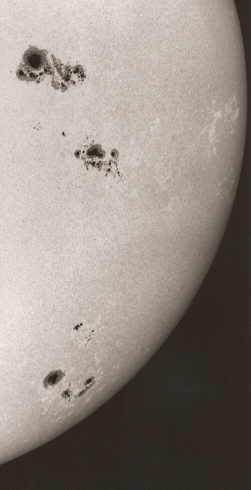 Détail de la surface du Soleil, photographie analogique avec un réfracteur de 4 pouces, un filtre en verre jaune et un filtre en feuille ND 4, Observatoire Großhadern, Munich