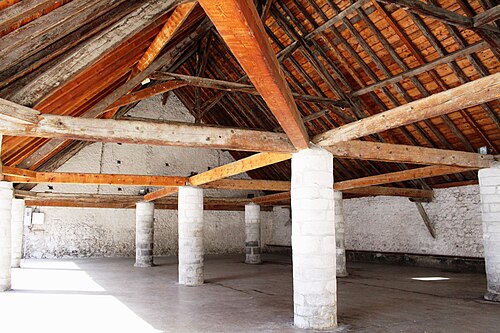 L'intérieur de la Halle de Campan.