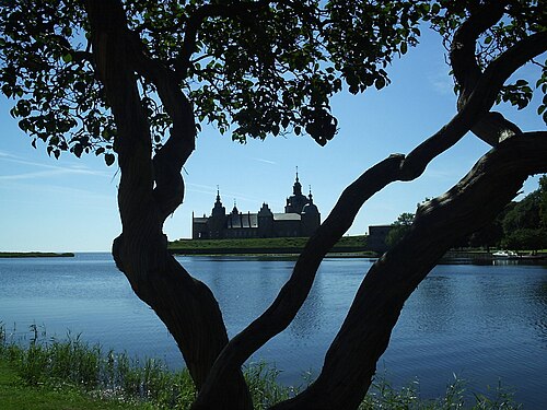 Photographie panoramique du château de Kalmar sous le soleil d'été