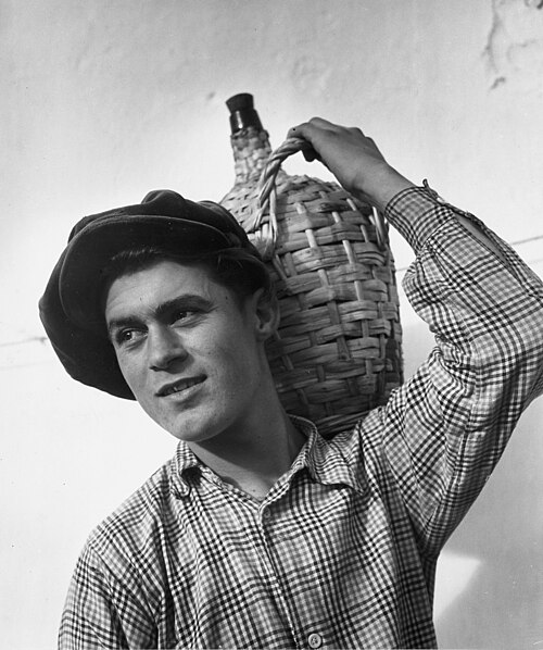 Homme avec une cruche, Portugal, 1950