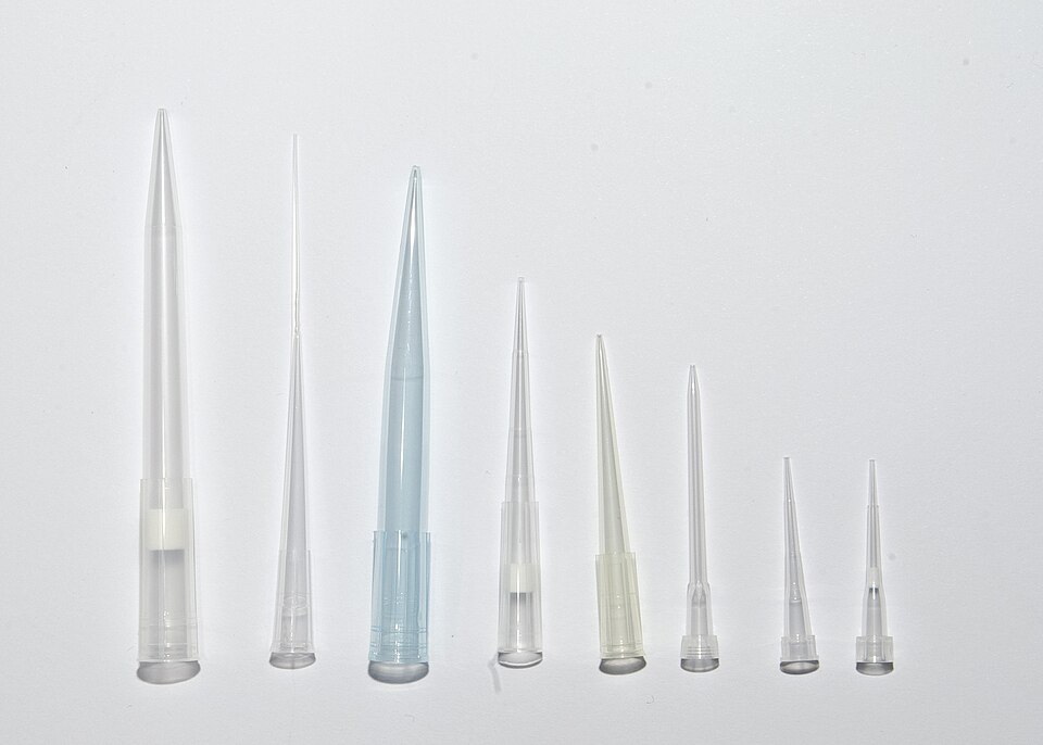 Une variété d'embouts de pipettes.