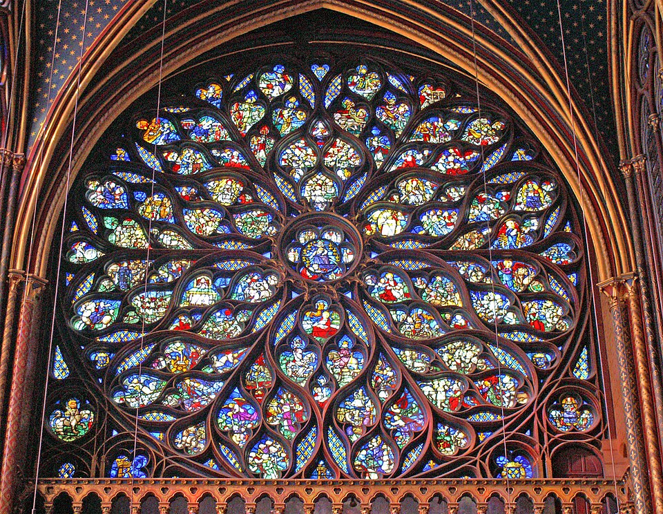 la rosace flamboyante de la chapelle à l'ouest