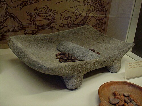 Metate et mano de l'époque maya. Musée du chocolat, Bruges.