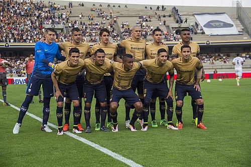 L'équipe de football actuelle des Pumas de l'UNAM, avec le logo emblématique sur le devant du maillot. L'équipe a été créée à partir de l'amateurisme de la ligue ; elle était initialement destinée aux anciens élèves.