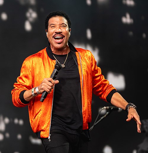Lionel Richie, chanteur, auteur-compositeur, producteur de disques et personnalité de la télévision (Tuskegee)
