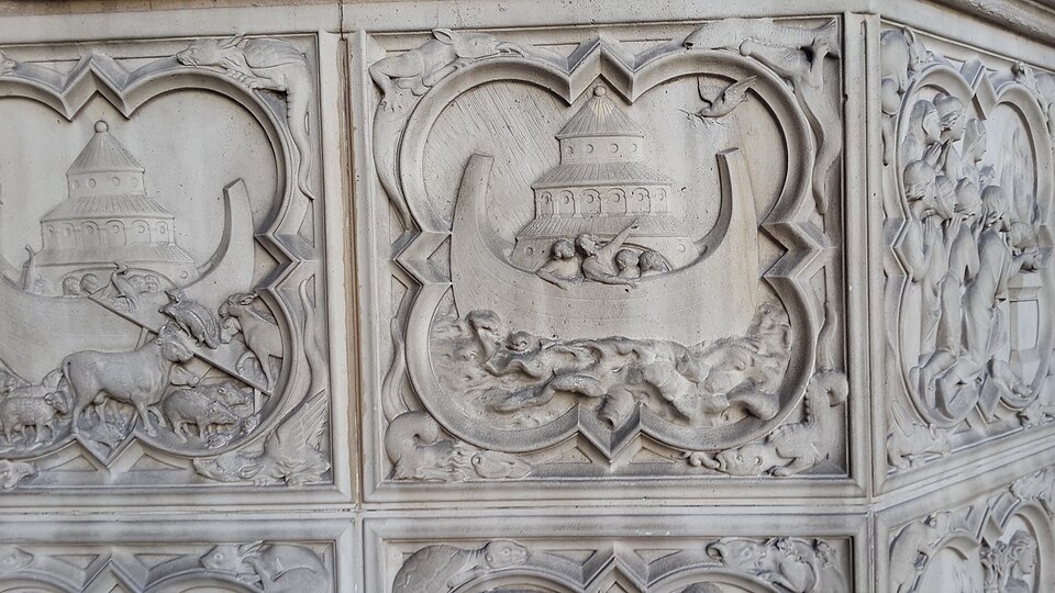 Sculpture en relief représentant l'arche de Noé et le déluge (portail de la chapelle supérieure)