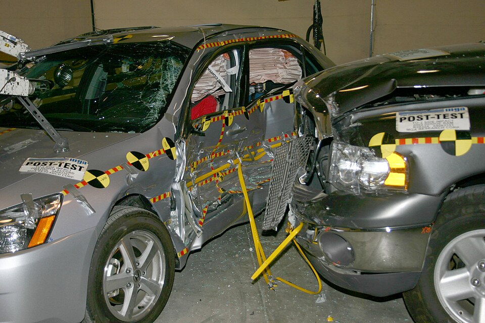 Test de collision latérale d'un Dodge Ram 1500 de 2002 percutant une berline intermédiaire Honda Accord de 2004