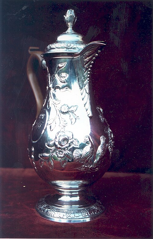 Pichet à eau chaude en argent, Dublin vers 1770, utilisant une forme de cafetière avec une base plus haute.
