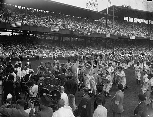 Les joueurs sautent pour récupérer la « première balle », lancée par Roosevelt lors du match des étoiles, le 7 juillet 1937