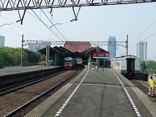La gare de Gambir est une gare ferroviaire à quai insulaire située à Jakarta, en Indonésie.