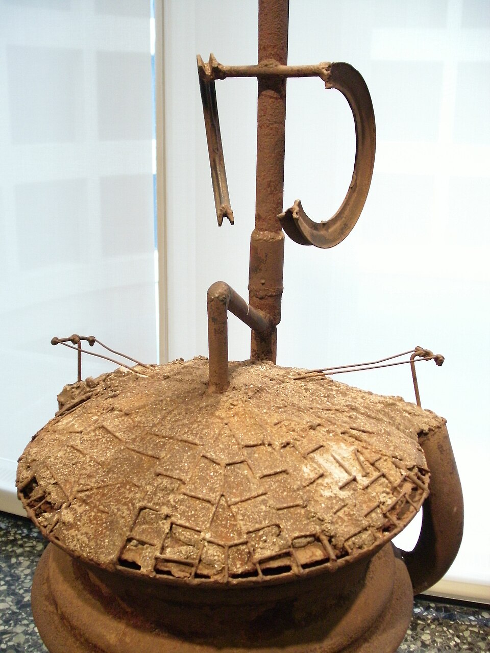 Richard Stankiewicz, Détail de figure ; 1956 ; acier, fer et béton ; dans la collection du musée Hirshhorn et du jardin de sculptures