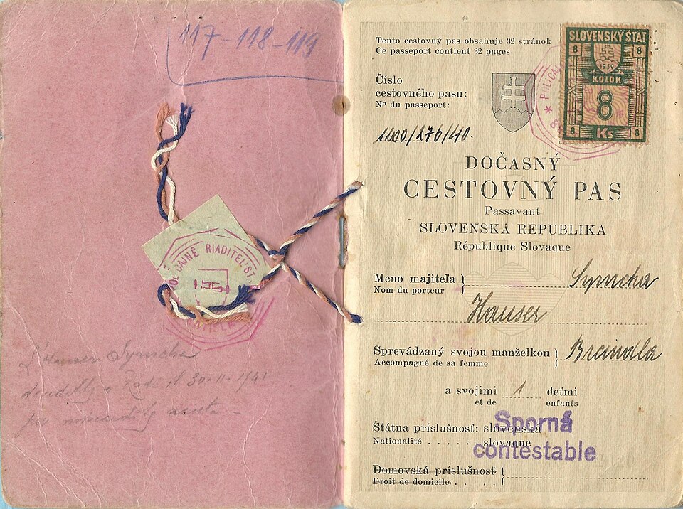 Passeport slovaque temporaire délivré en 1940 à une famille de réfugiés juifs
