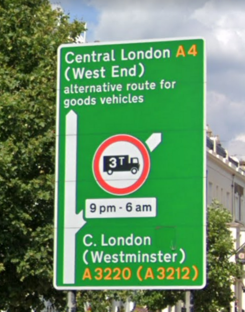 Panneau de signalisation à Londres, au Royaume-Uni, indiquant un itinéraire alternatif pour les véhicules de marchandises.