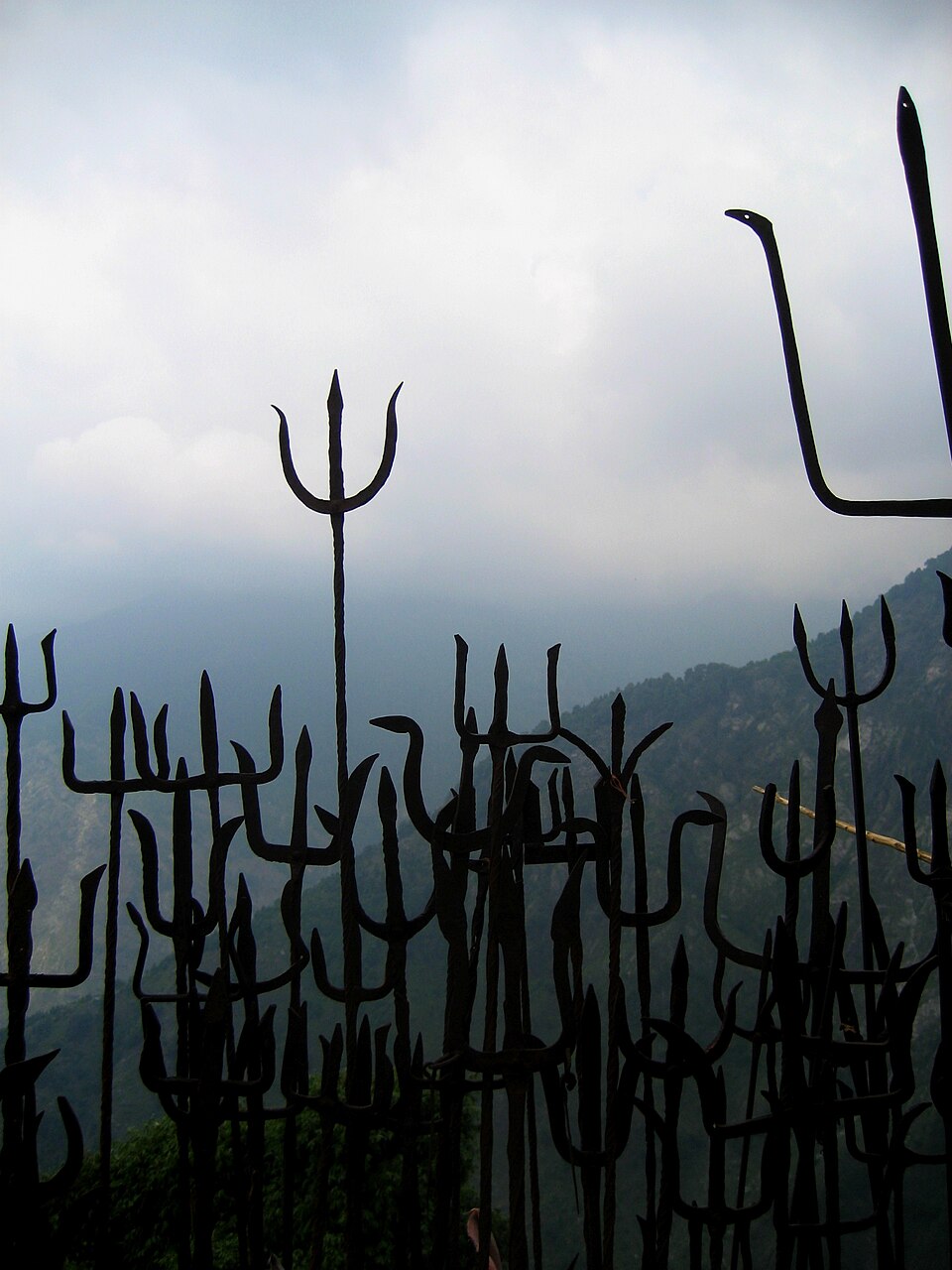 Tridents (trishula) apportés en offrande à Guna Devi, près de Dharamsala, Himachal Pradesh, Inde