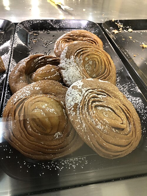 Guastedde, un dessert sicilien frit, dans une vitrine