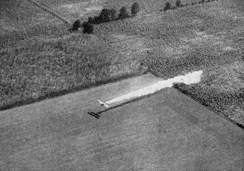 Le premier épandage agricole a été effectué avec un Curtiss JN Jenny.