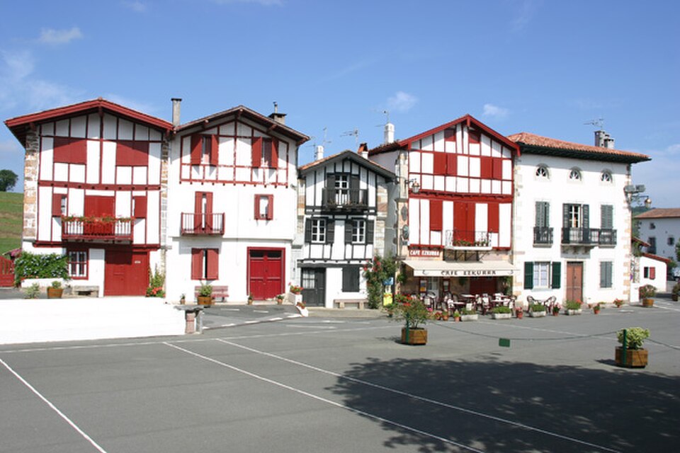 Maisons du village d'Ainhoa ​​montrant quelques aspects de l'architecture traditionnelle basque