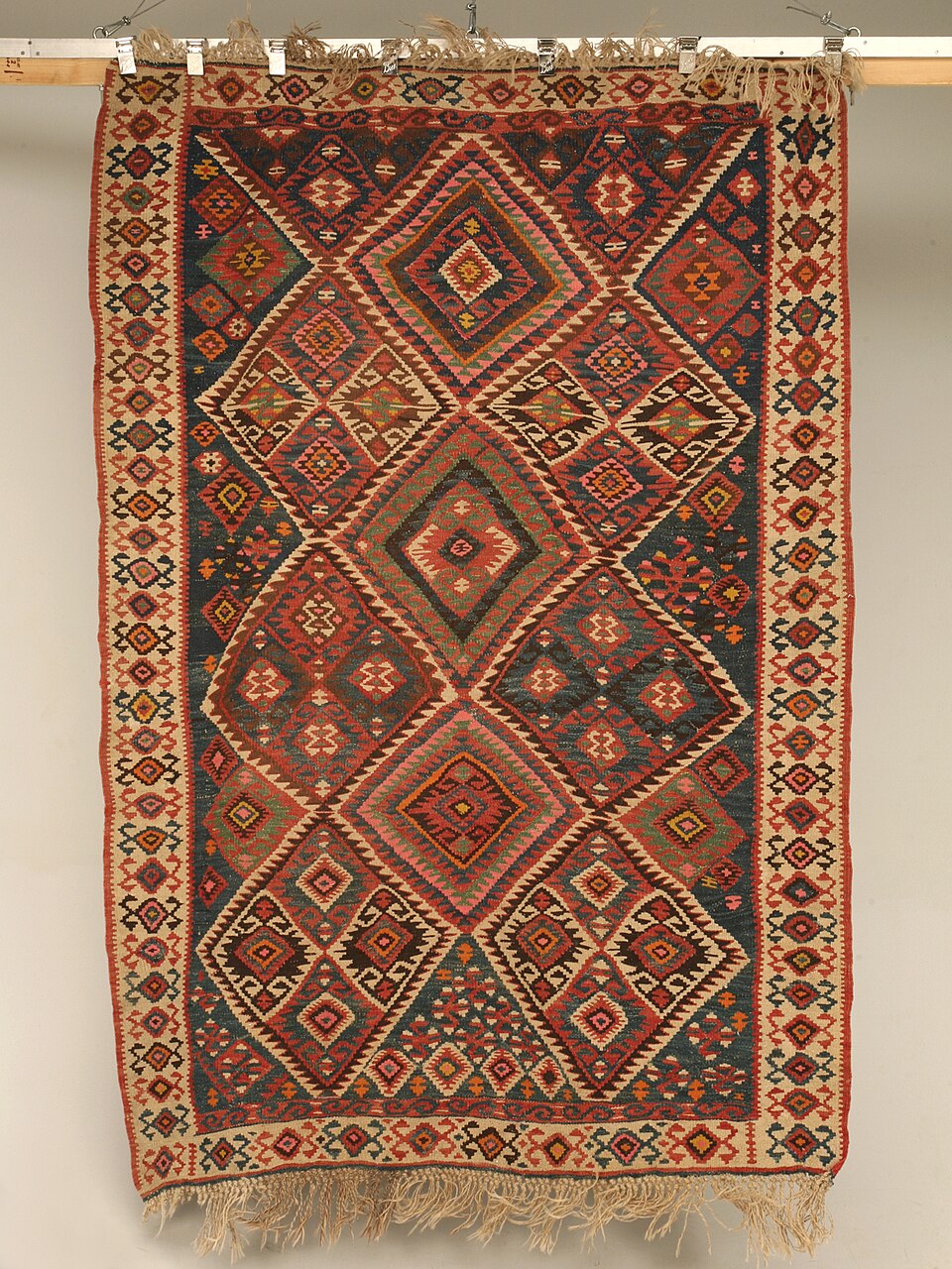 Motifs géométriques simples sur un tapis tissé à plat