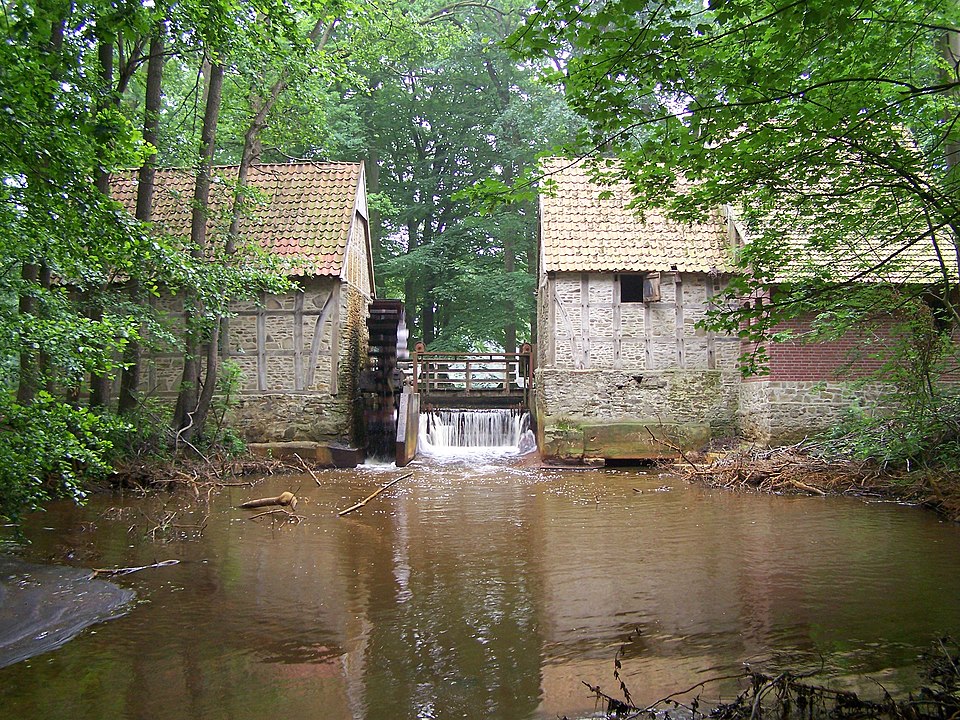 Moulin à eau double avec machines séparées produisant de l'huile et de la farine à Hopsten, en Allemagne