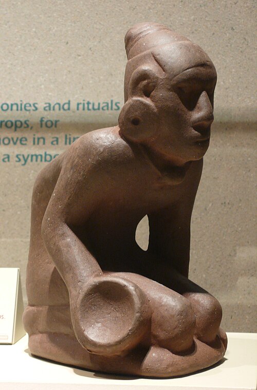 La statuette « Chunkey Player », en argile silex du Missouri, représente l'ancien jeu amérindien du chunkey. On pense que la statuette a été fabriquée à l'origine à Cahokia Mounds ou à proximité ; elle a été découverte sur un site mississippien dans le comté de Muskogee, en Oklahoma, révélant l'étendue du réseau commercial de cette culture.