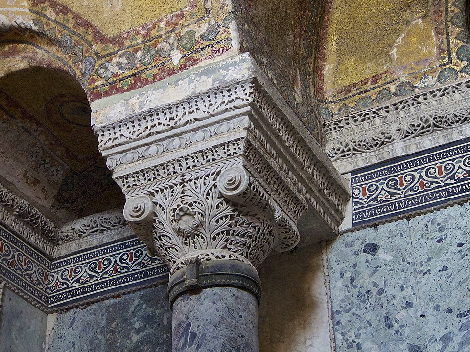 Le chapiteau d'une colonne byzantine de Sainte-Sophie (Istanbul, Turquie)