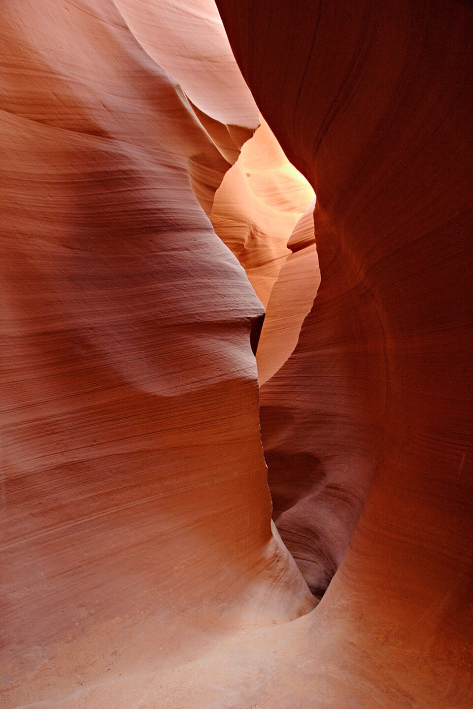 Intérieur en grès rouge du Lower Antelope Canyon, en Arizona, poli par l'érosion due aux crues éclair pendant des milliers d'années.