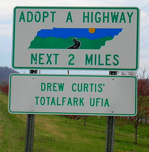 Il s'agit d'une image du panneau Adopt-a-Highway qui a été érigé dans le Tennessee en avril 2006 pour mettre en évidence le cliché UFIA (Unsolicited Finger In Anus)